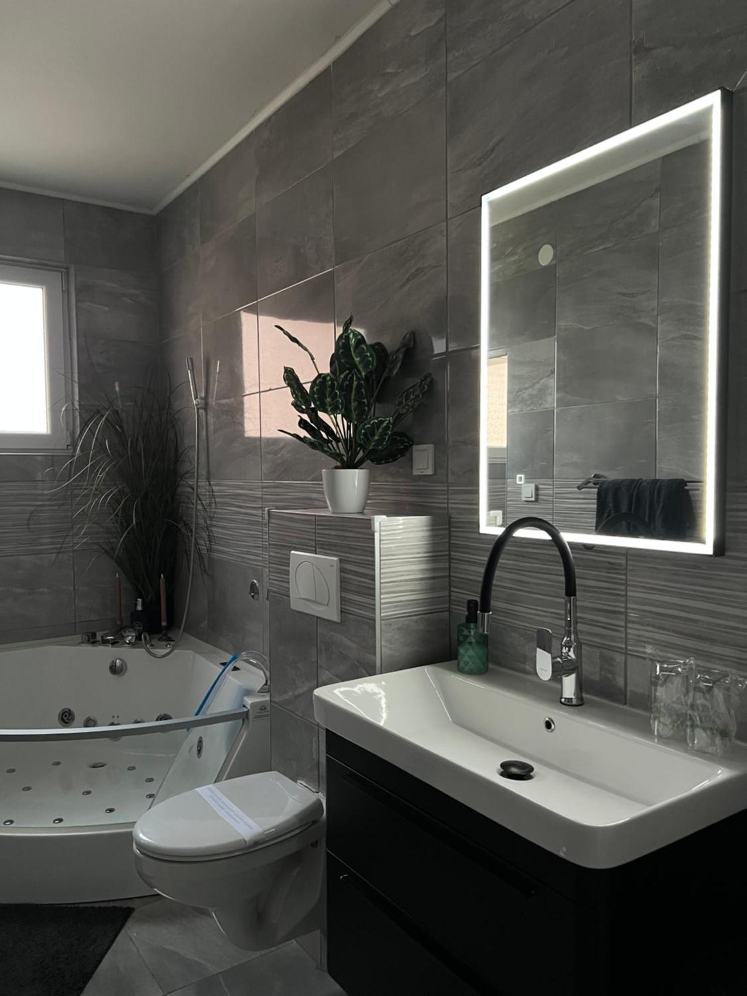 Luxrooms - Hotel Type With Private Jacuzzi Bjelovar Luaran gambar