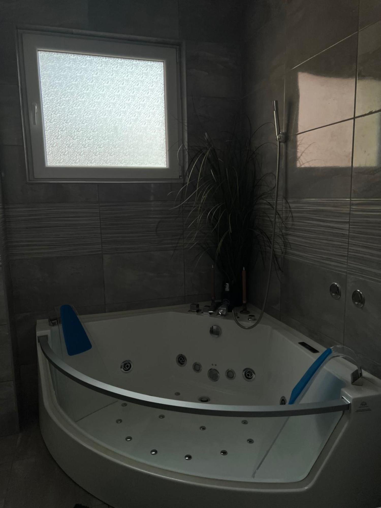 Luxrooms - Hotel Type With Private Jacuzzi Bjelovar Luaran gambar